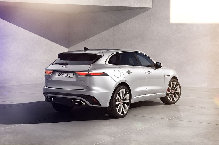 Jag_F-PACE_22MY_03_R-Dynamic_Exterior_Rear_3-4_110821