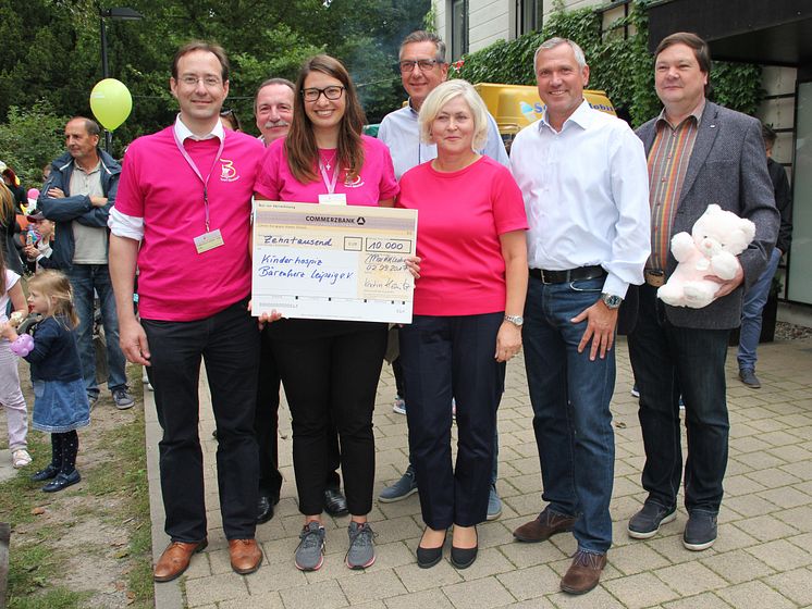 Siemens-Niederlassung in Leipzig übergit 10.000 Euro-Spende zum Tag der offenen Tür im Kinderhospiz
