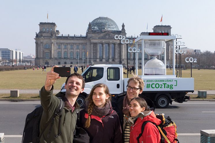 CO2-Tag 2018: Selfie vor Reichtstag