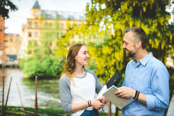 Elev och lärare samtalar