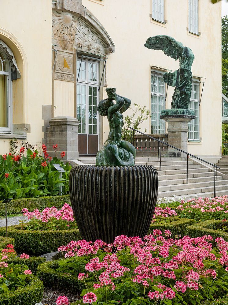 Södra slottsfasaden med Carl Milles skulptur Triton i förgrunden och Nike från Samothrake i bakgrunden - Foto © Yanan Li