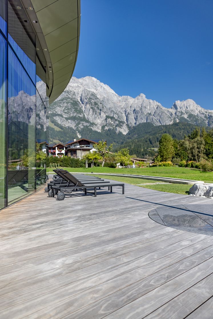 Wellness Terrasse mit Holz: „ATMOSPHERE by Krallerhof