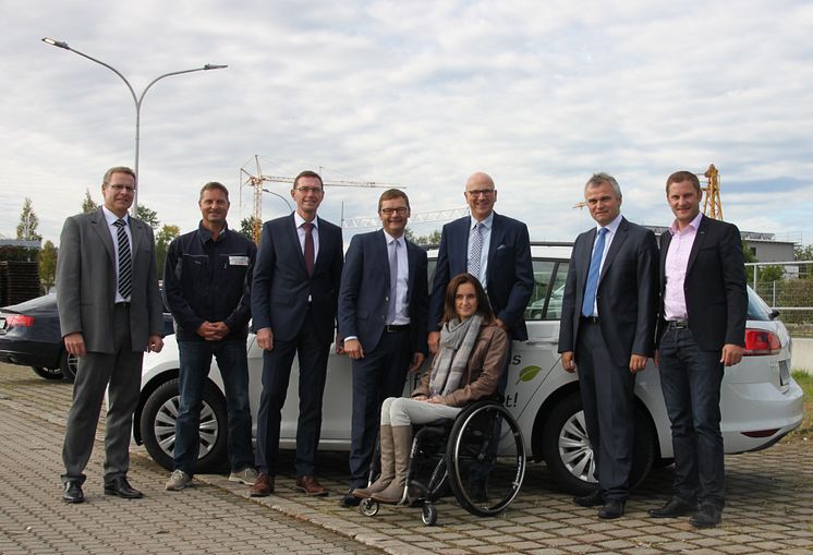 Foto: Reimund Gotzel, Vorstandsvorsitzender des Bayernwerks (Vierter von links), stellt dem Abensberger Bürgermeister Dr. Uwe Brandl (Dritter von rechts) im Beisein von Vertretern des Unternehmens und der Stadt das Pilotprojekt vor.