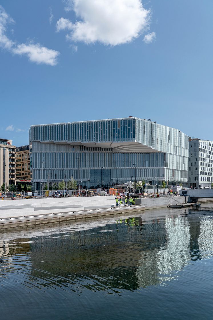 Deichman Bjørvika is located between the Opera House and Oslo Central Station. 