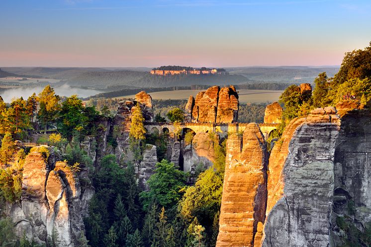 Lohmen_Bastei_und_Burg_Königstein_im_Nationalpark_Sächsische_Schweiz