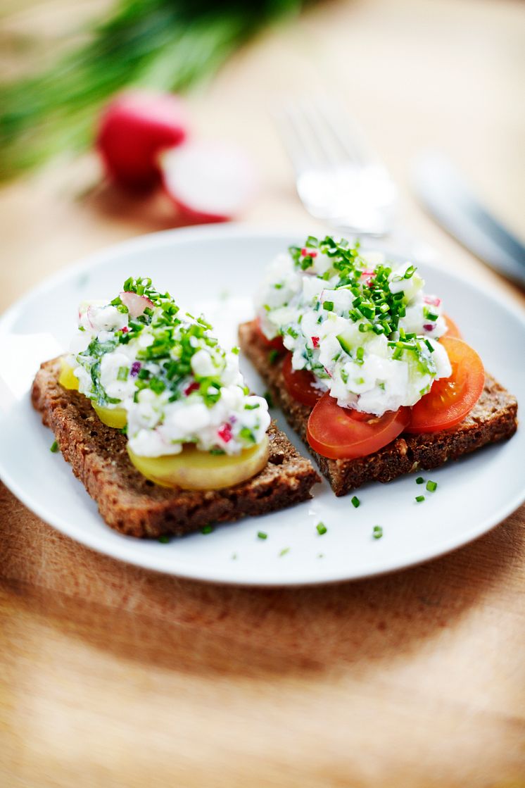 Fuldkornssmørrebrød med forårssalat