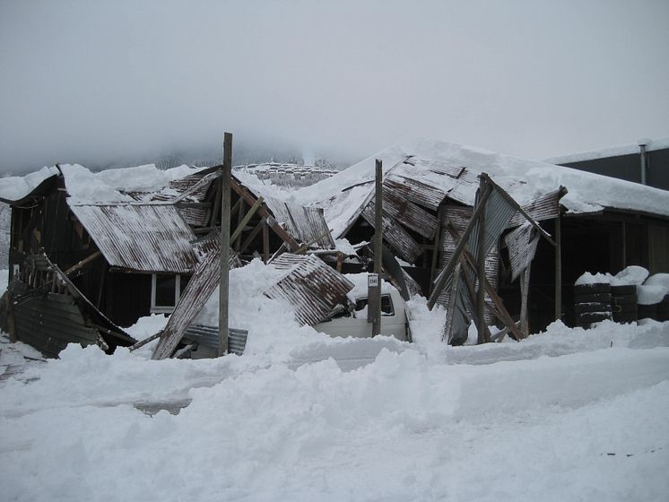 Bygning som har kollapset av snøen