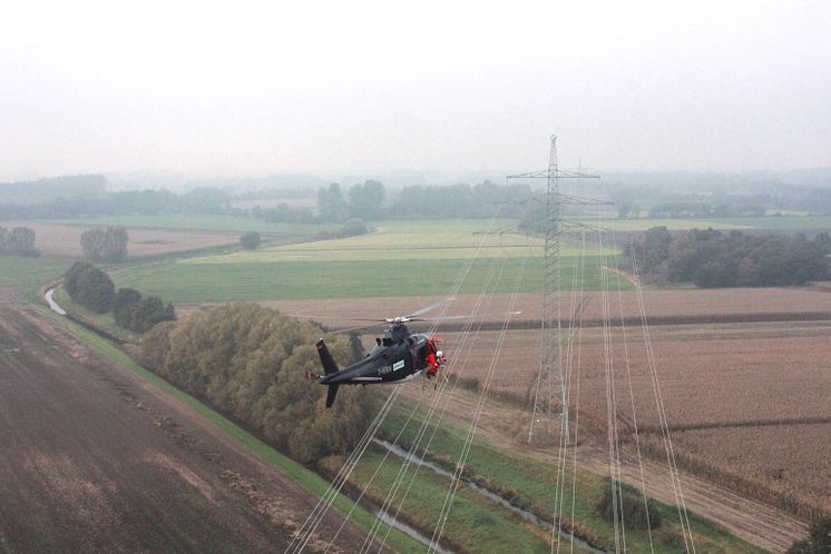 AVA_1510_Montage-Vogelschutzarmaturen-an-Hochspannungsleitung_kf_002