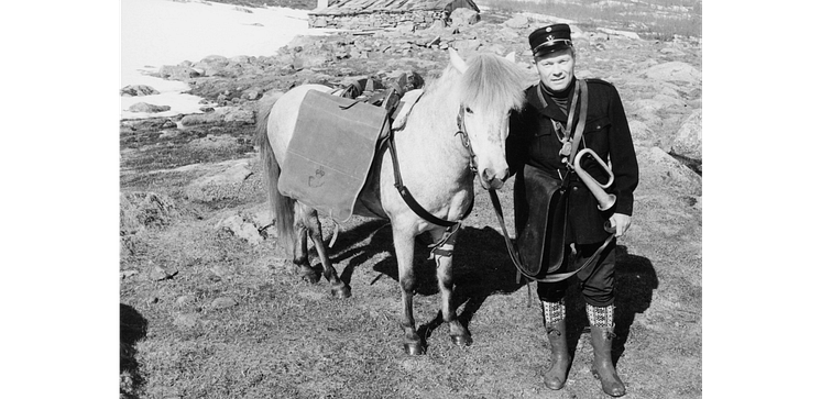 Hest og posthorn. Foto, Norsk Postmuseum.png