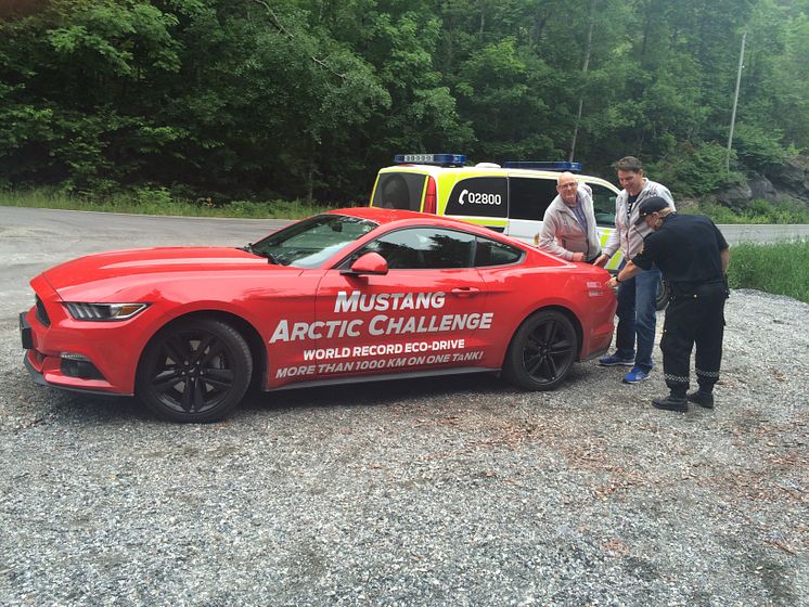 Knut og Henrik satte verdensrekord med sportsbilikonet Ford Mustang. Her i Kragerø kommune etter at tanken var gått tom.