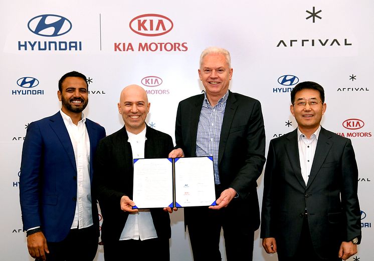 Hyundai and Kia Make Strategic Investment in Arrival_signing ceremony 2 (1)