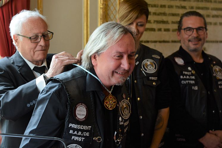 Claus Niedermaier erhält die Goldmedaille am Bande vom "Grand Prix Humanitaire de France"