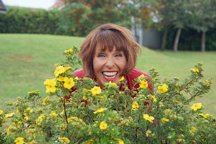 lotta_lundgren_liggande_HalvB_blommor