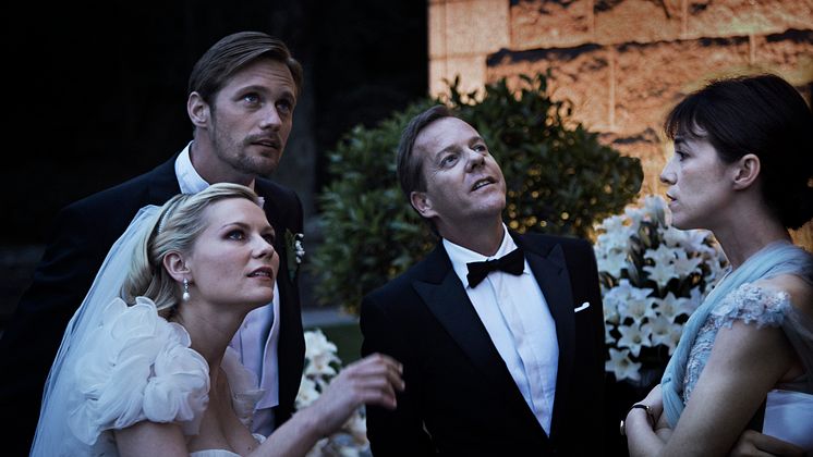 Ur Melancholia, här med Kirsten Dunst, Alexander Skarsgård, Kiefer Sutherland och Charlotte Gainsbourg