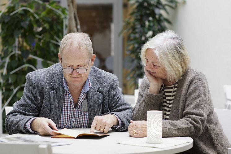Mathias och Marilyn Cramér läser ur dagboken.jpg