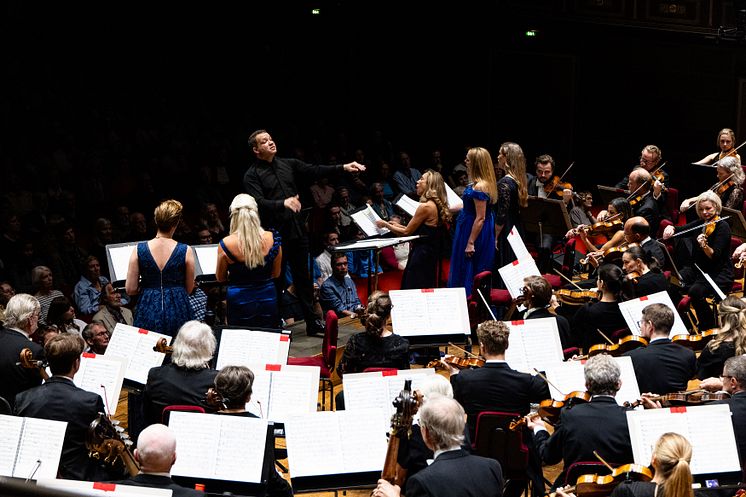 Säsongsöppning: The High Mass