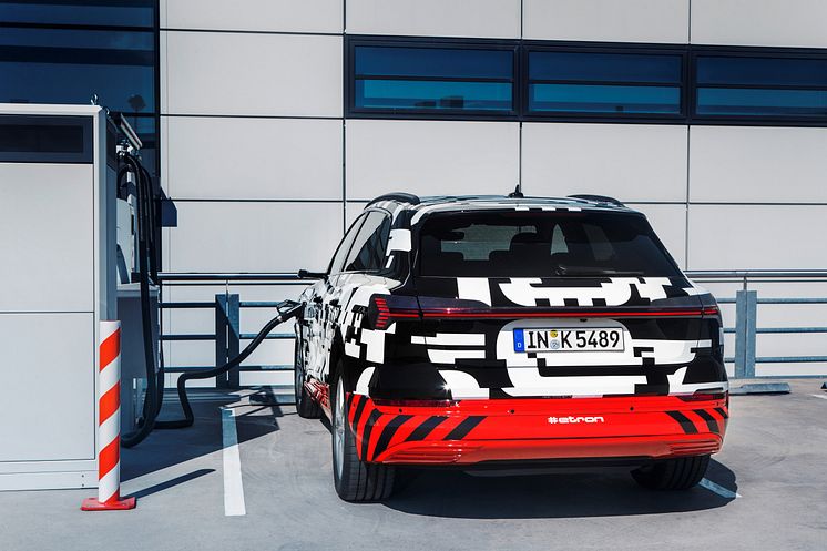 Audi e-tron prototype oplades ved ladestander i Berlin