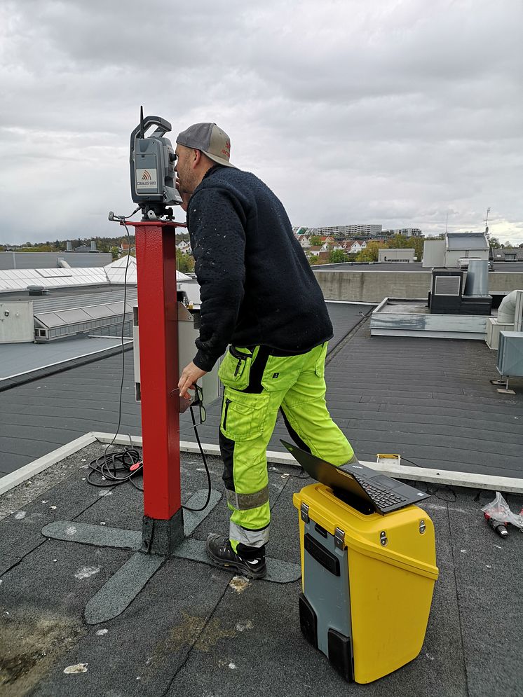 Atle Gerhardsen stiller inn automatisk stasjon på taket på Torvbyen