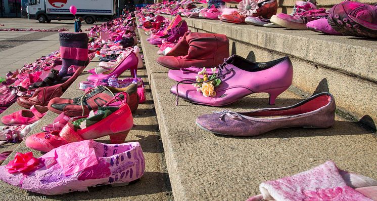 Gestaltete Treppe zum Pink Shoe Day in Leipzig