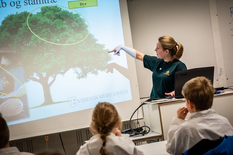 Trine Skovlunn Sortberg i gang med at undervise