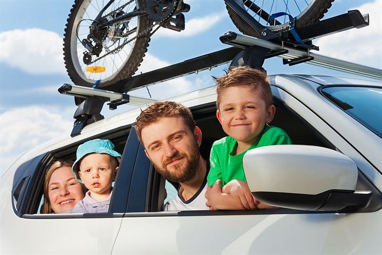 familj i bil med cykel på tak .jpg