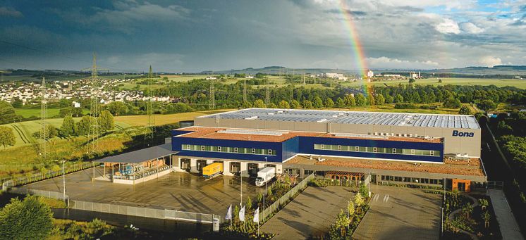Die 9.200 Quadratmeter große Halle mit einer Lagerkapazität von rund 10.000 Europaletten ist das Herzstück der Logistik von Bona im Limburg. Die leistungsstarke Photovoltaikanlage (616 kWp) auf dem Dach sorgt für einen nachhaltigen Betrieb. 
