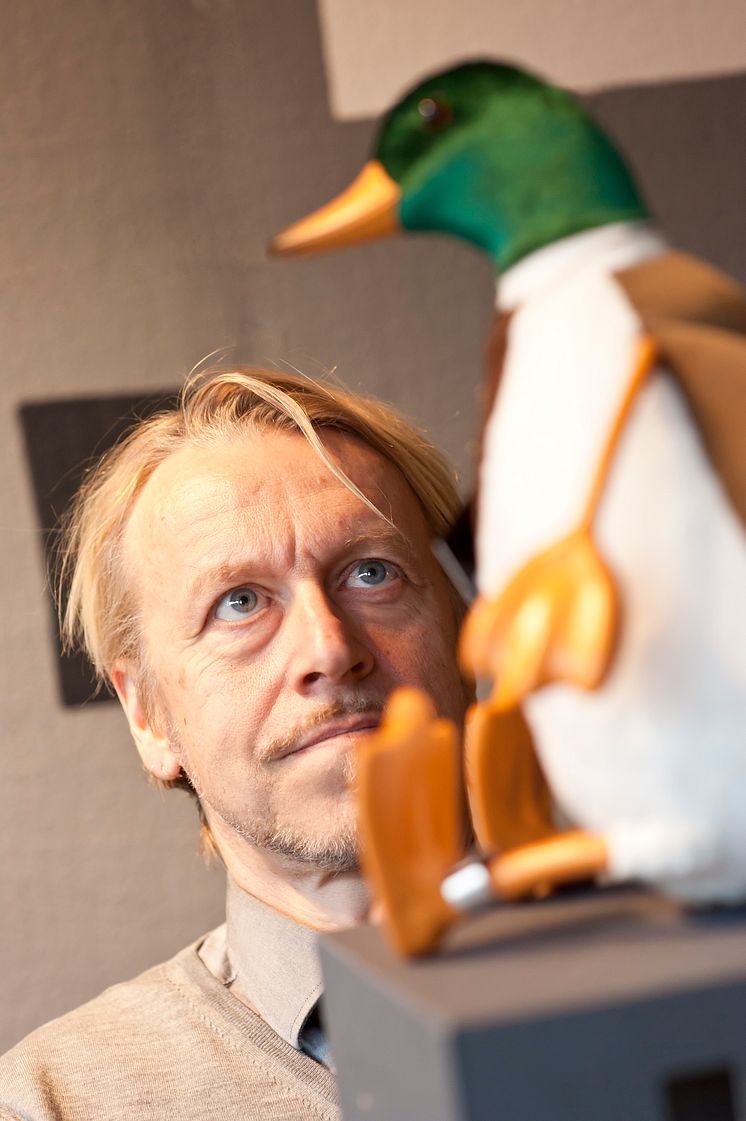 Ernst Billgren skapar NK:s skyltfönster i Göteborg.