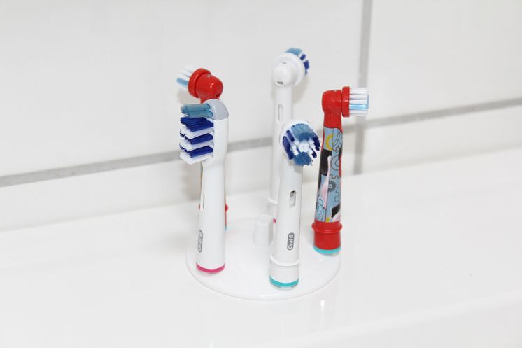 Hållare för eltandborste och tandborsthuvud