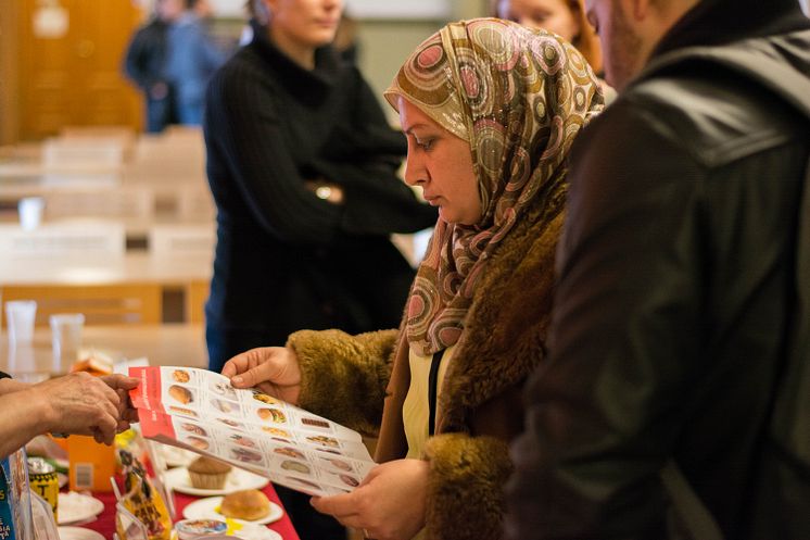 Terve sydän jaksaa -tilaisuuden osallistuja tutustuu ruokien ravintosisältöihin Oulussa Maailman Sydänpäivänä 