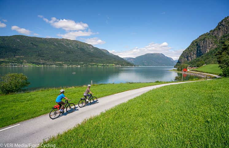 Nå blir det lettere å finne veien for syklister. Fjord Cycling har laget rutebeskrivelser langs Sognefjorden.