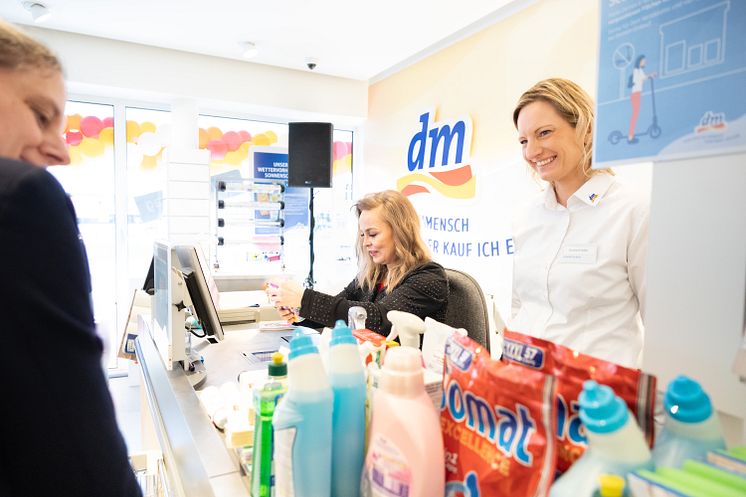 Regina Halmich Kassiererlebnis dm-drogerie markt Karlsruhe.jpg