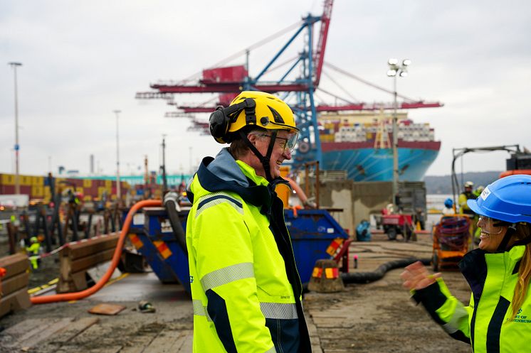 Jan Andersson. projektledare Skandiaporten på Göteborgs Hamn AB på plats vid Skandiahamnens västra kaj i samspråk med kollega