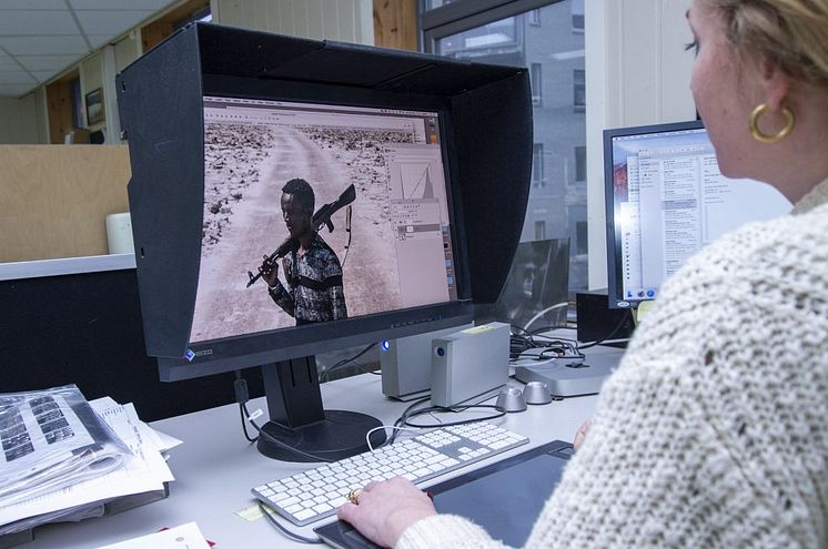 Fotografiene er overført digitalt til produksjonsbyrået, der de er behandlet digitalt i form av blant annet interpolering og justering, før printing.
