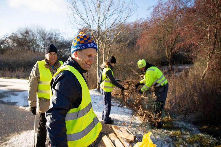 181124 30årsstädning Birger Fält närmast kameran