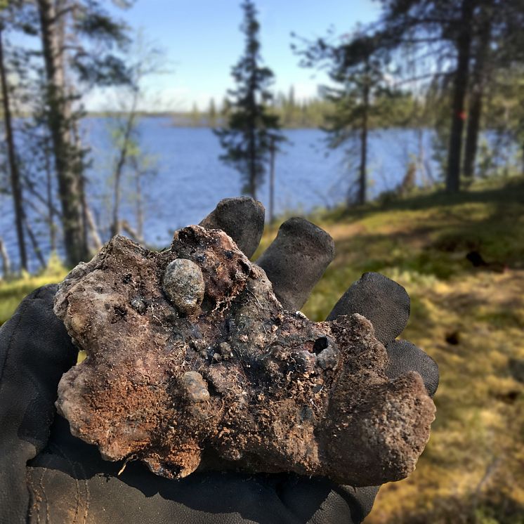 Ugnsvägg med sjön Vaikhojärvi i bakgrunden