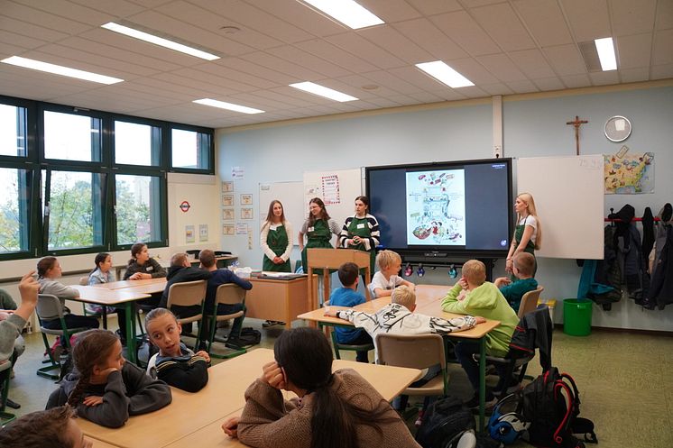 Studierende des Sachunterrichts kochen gemeinsam mit Schüler*innen der OBS Emstek beim Tag der Schulverpflegung 