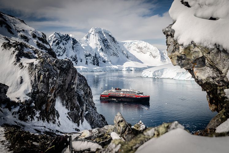 5__Antarctica DEC2021_MS Roald Amundsen_Photo Hurtigruten Expeditions_Oscar Farrera.jpg