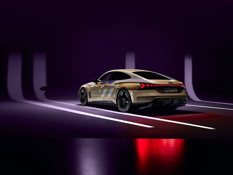 Audi e-tron GT prototype med golden camouflage