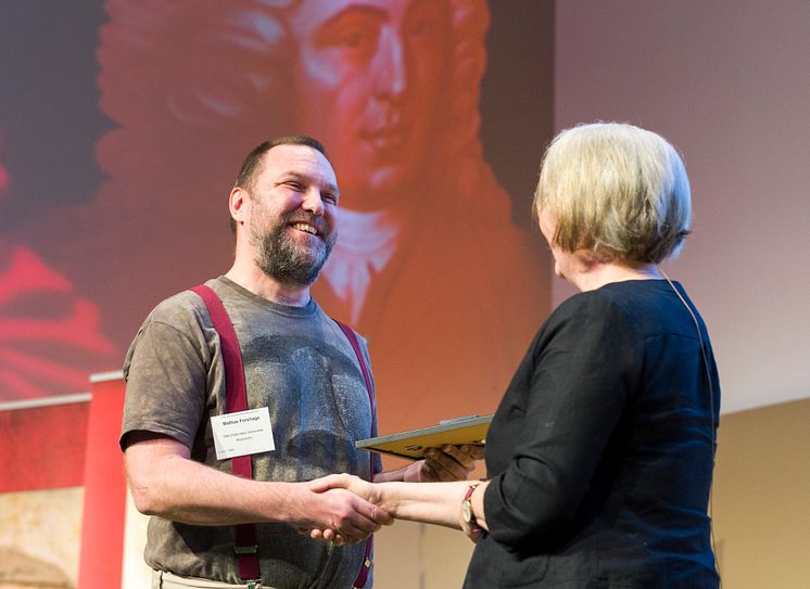 Mattias Forshage får Svenska Linnesällskapets silvermedalj på Flora- och faunavårdskonferensen 2017.