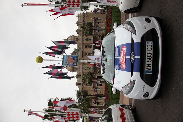 Ford Fiesta ECOnetic poserar framför Casionot i Monte-Carlo