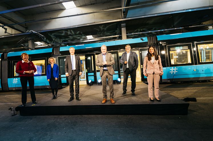 F.v. Ordfører i Oslo Marianne Borgen, adm.dir. i Sporveien Trikken Birte Sjule, konsernsjef i Sporveien Cato Hellesjø, byrådsleder Raymond Johansen, adm.dir. i Ruter Bernt Reitan Jenssen og byråd for miljø og samferdsel Lan Marie Berg