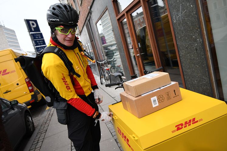 En af DHL's cykelbude