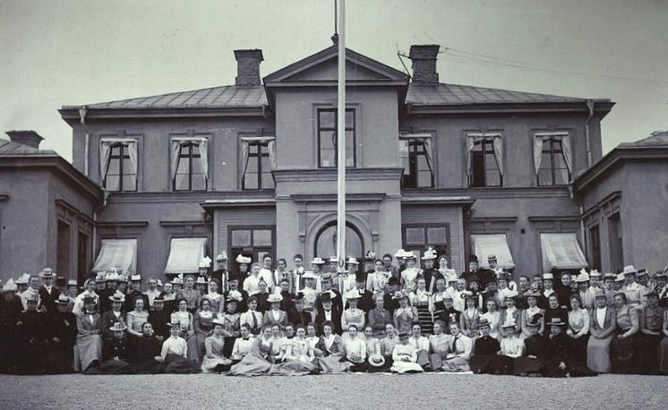 Lärarutbildare och blivande lärarinnor i Falun kring sekelskiftet 1900. 