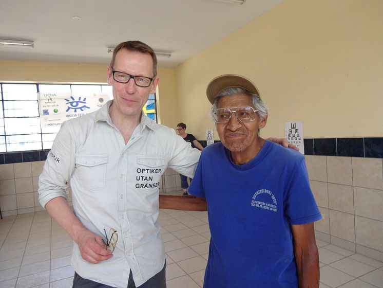Gatuförsäljaren Marcos såg inte mer än två meter framför sig innan han fick glasögon – Peru 2014