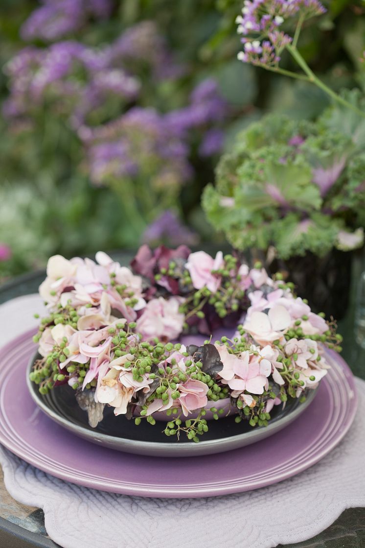 Krans av hortensia, fläderbär och prydnadsäpple