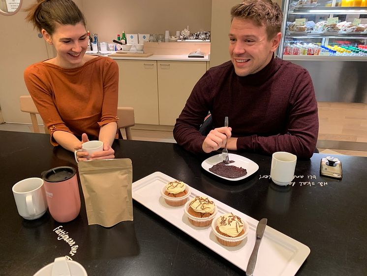 Student Idun Kløvstad og Marius Toresen testet ut blodpannekaker og cupcakes