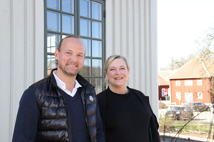 Jesper Kårlen och Martina Johansson vid kaféet på Råda säteri.