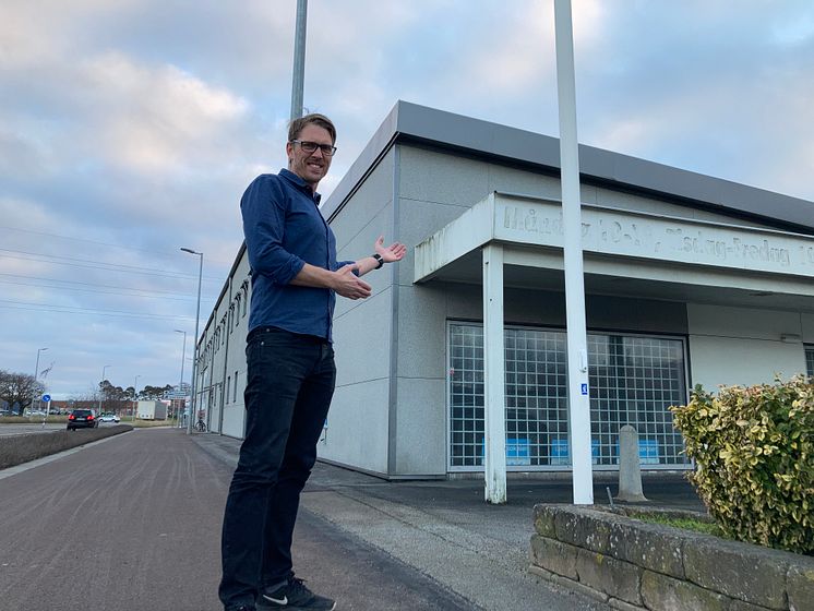 Regionchef Jonathan Egerbo vid lokalen där Erikshjälpen ska öppna i Ystad