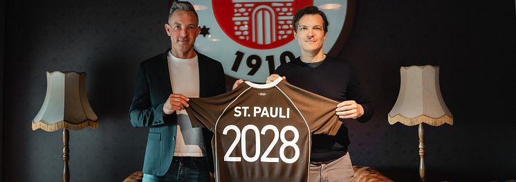 congstar Geschäftsführer Axel Orbach (links) und Wilken Engelbracht (rechts), kaufmännischer Geschäftsleiter beim FC St. Pauli, bei der Unterzeichnung des Sponsoringvertrages im Vorfeld des Heimspiels am 26. April gegen den FC Hansa Rostock.