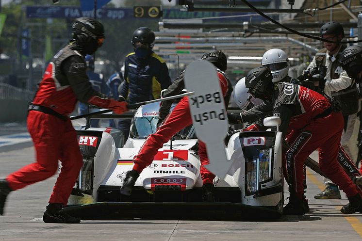 Audi R18 e-tron quattro #1 pitstop (Audi Sport Team Joest), Lucas di Grassi, Loïc Duval, Tom Kristensen